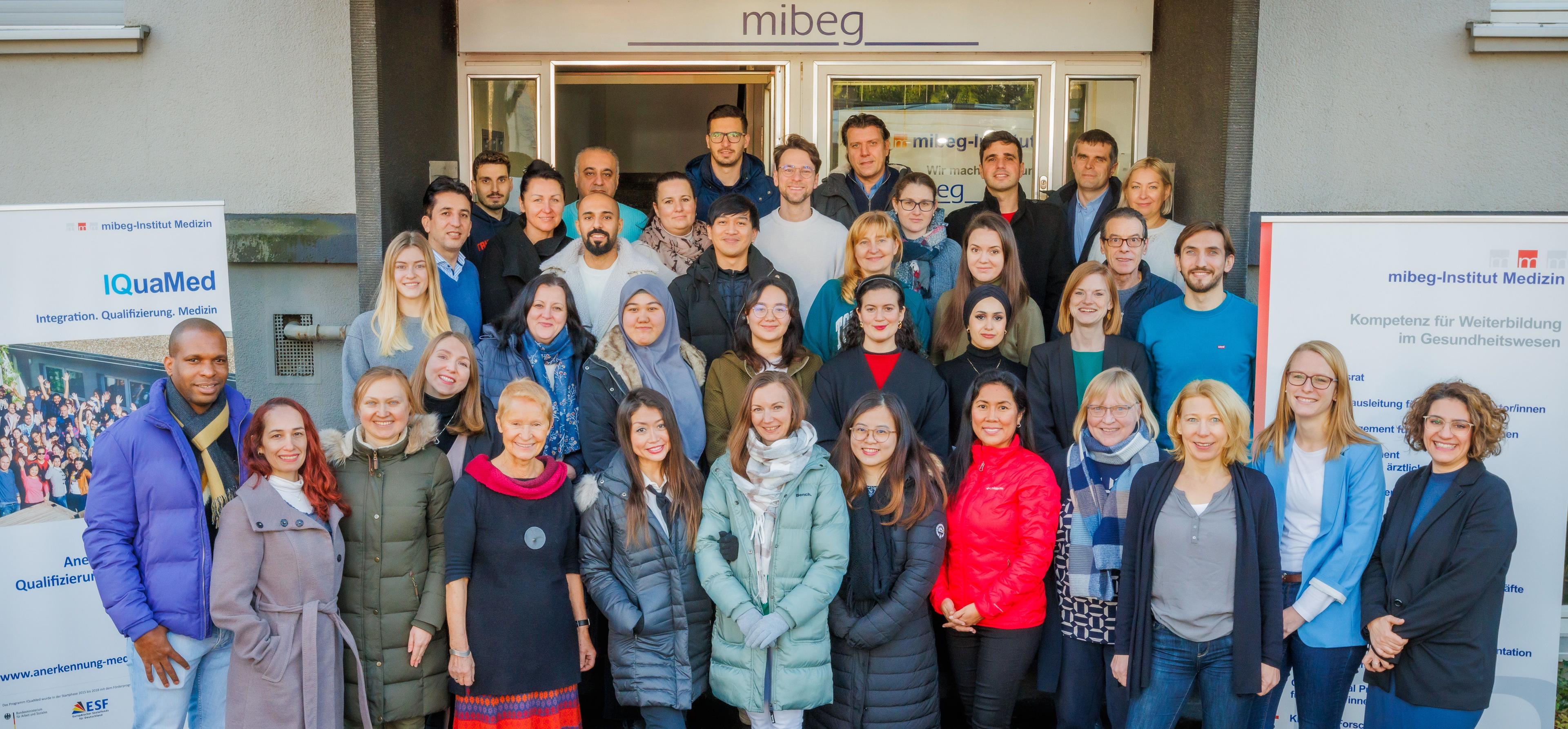 Teilnehmer der Weiterbildung Klinische Forschung schauen in die Kamera