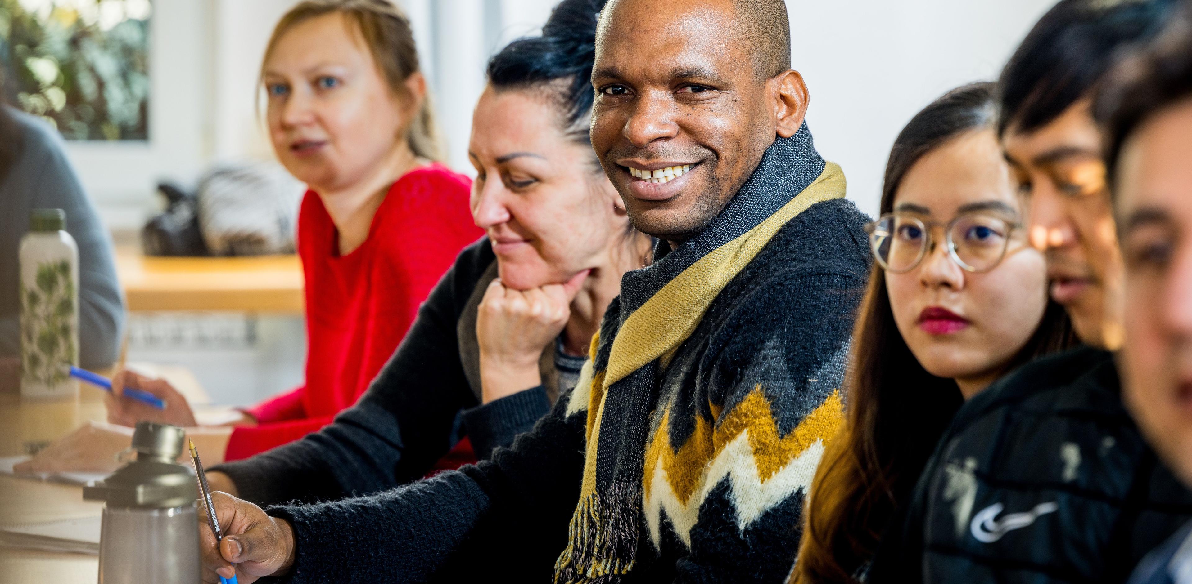 Teilnehmer der Kurse des mibeg-Instituts für Medizin schauen in die Kamera